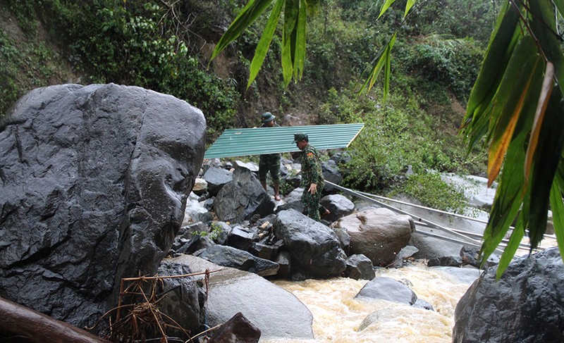 Chốt kiểm dịch COVID-19 biên giới Việt-Lào bị lốc xoáy tàn phá - ảnh 6