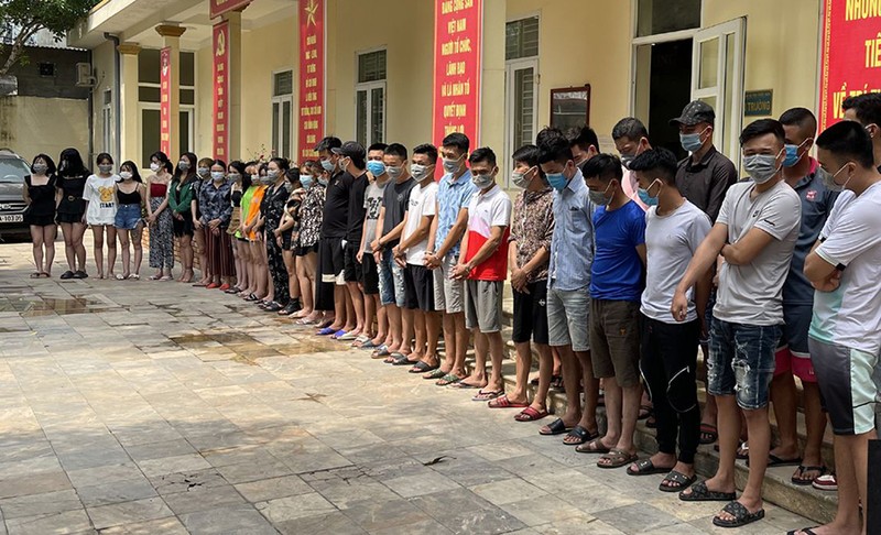 Bắt 40 người 'phê' ma túy trong quán karaoke ở Thanh Hóa - ảnh 1