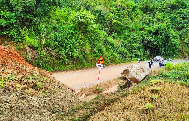 Sạt lở núi, hàng ngàn khối đất đá ập xuống vùi Quốc lộ 15C  - ảnh 1