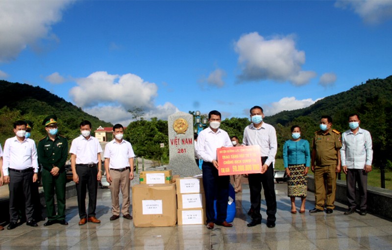 Huyện Mường Lát tặng quà cho 2 huyện nước Lào để phòng chống COVID - ảnh 1