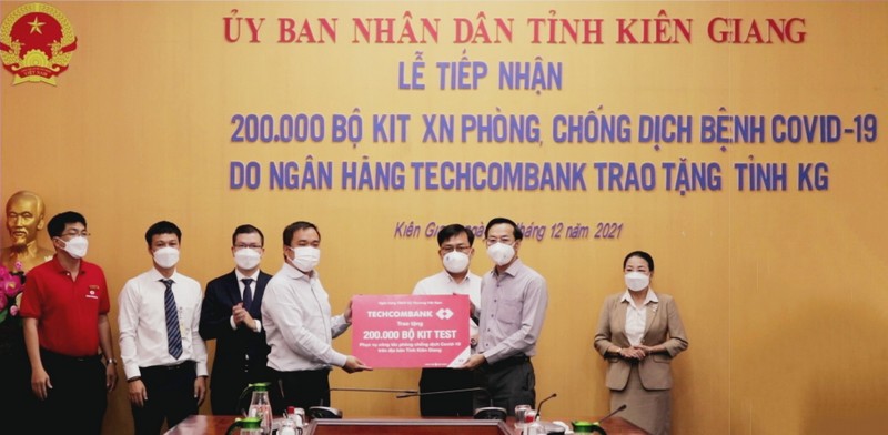 Techcombank tặng Kiên Giang 200.000 bộ kit test trị giá hơn 13,2 tỷ đồng - ảnh 1