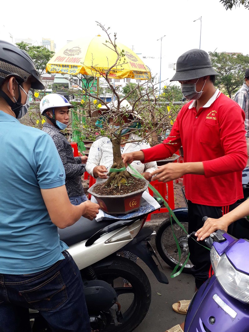 Chợ hoa xuân 'trên bến dưới thuyền' nhộn nhịp chiều 30 tết - ảnh 8