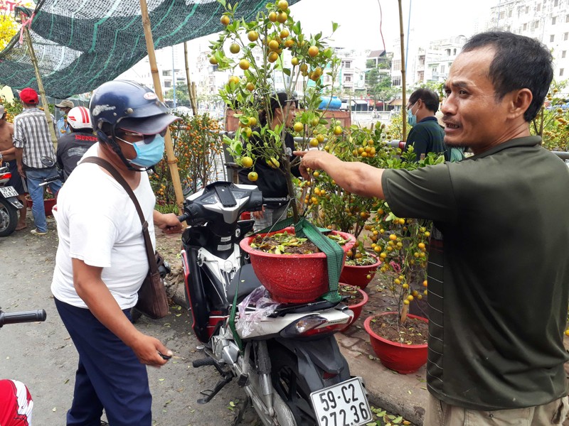 Chợ hoa xuân 'trên bến dưới thuyền' nhộn nhịp chiều 30 tết - ảnh 6