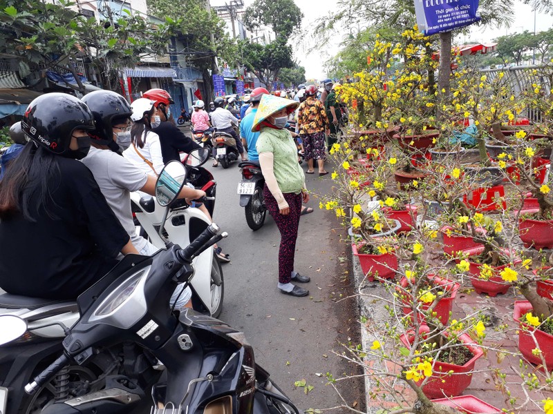 Chợ hoa xuân 'trên bến dưới thuyền' nhộn nhịp chiều 30 tết - ảnh 3