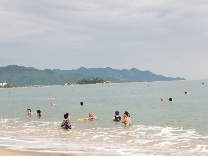 Người dân Nha Trang háo hức tập thể dục, tắm biển sau thời gian dài giãn cách - ảnh 2