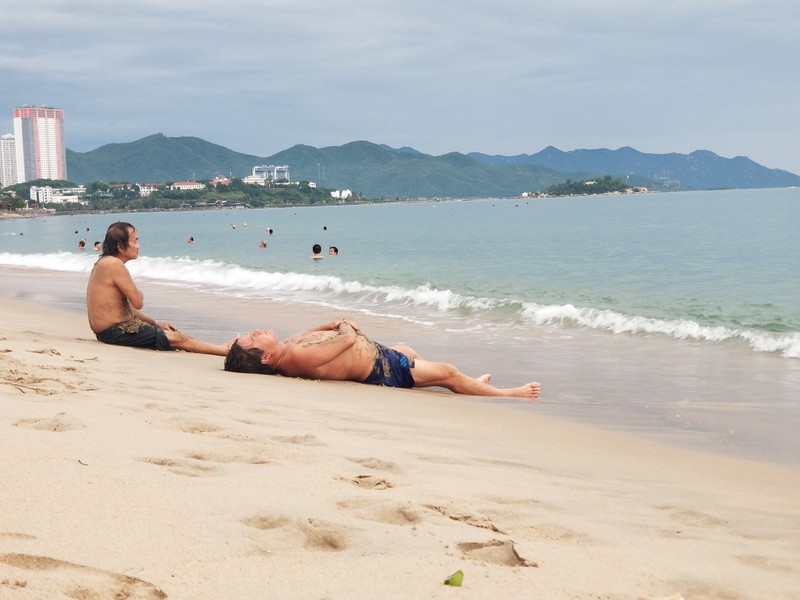 Người dân Nha Trang háo hức tập thể dục, tắm biển sau thời gian dài giãn cách - ảnh 4