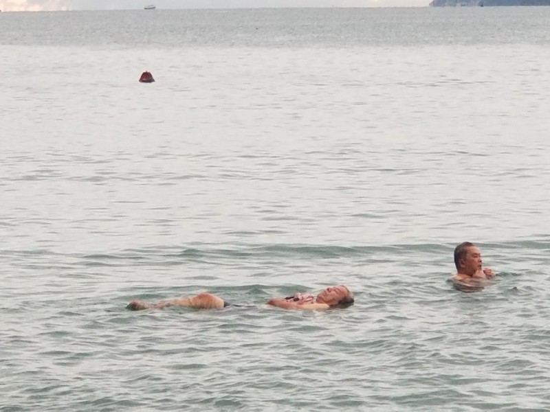 Người dân Nha Trang háo hức tập thể dục, tắm biển sau thời gian dài giãn cách - ảnh 3