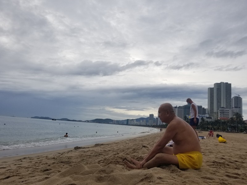 Người dân Nha Trang háo hức tập thể dục, tắm biển sau thời gian dài giãn cách - ảnh 5