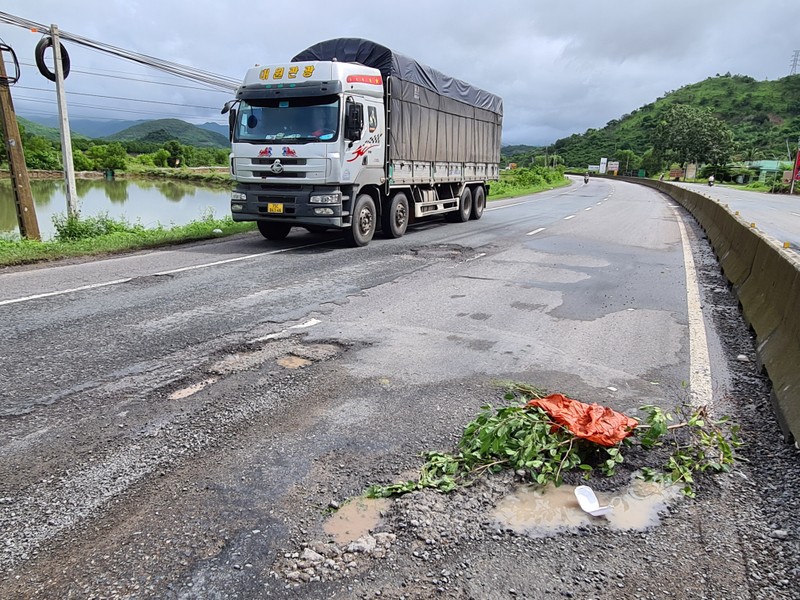 Quốc lộ 1 qua tỉnh Khánh Hòa chi chít 'ổ gà' - ảnh 4