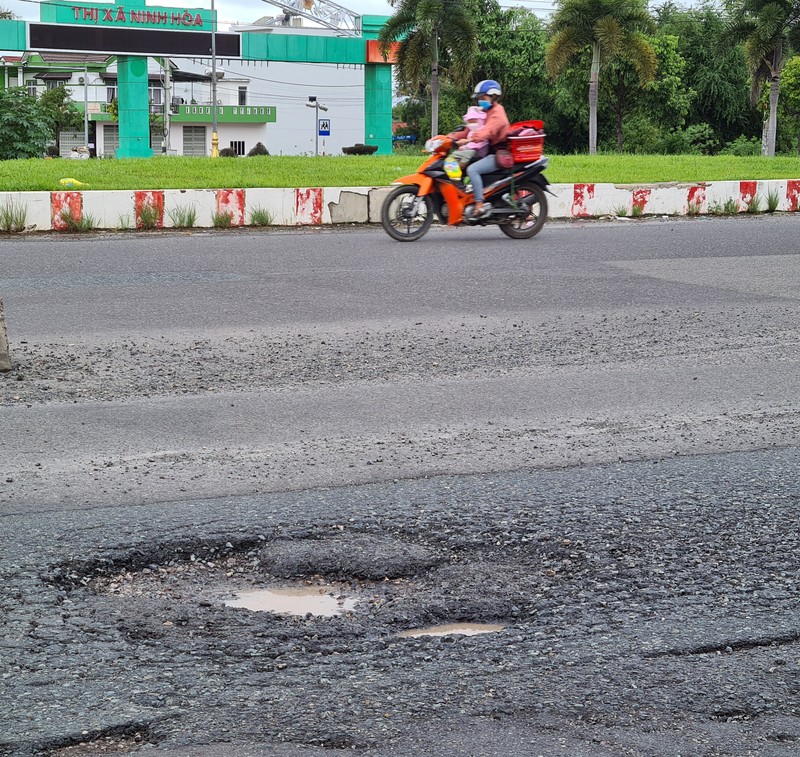 Quốc lộ 1 qua tỉnh Khánh Hòa chi chít 'ổ gà' - ảnh 5