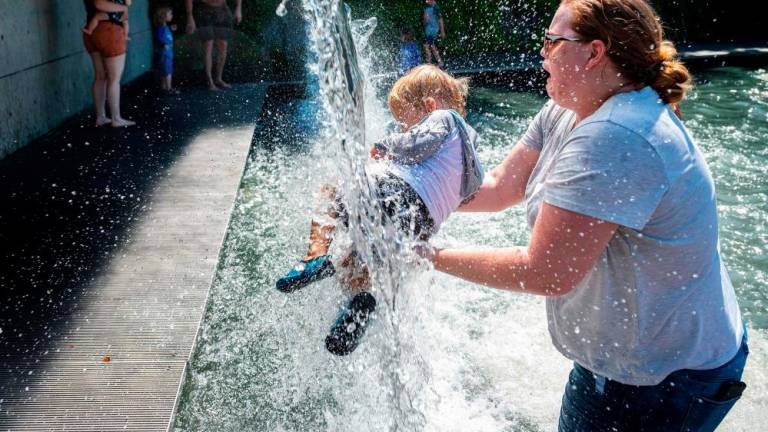 Mỹ, Canada ngưng tiêm vaccine nhiều nơi vì đợt nắng nóng kỷ lục trong 80 năm  - ảnh 1