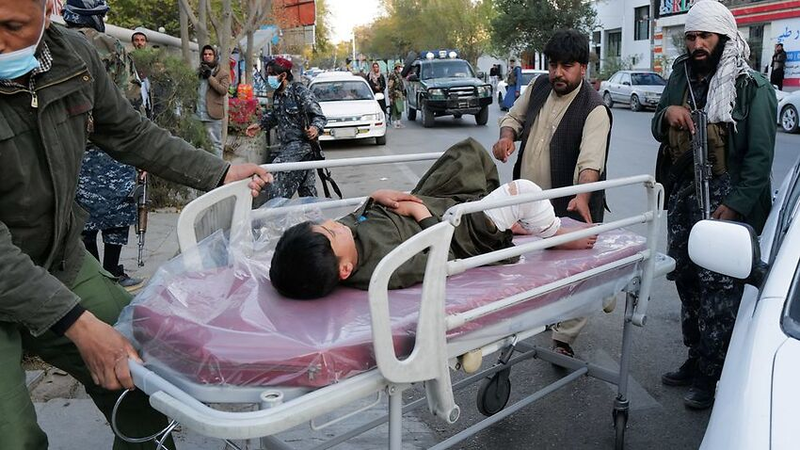 Quân y viện lớn nhất Afghanistan bị đánh bom, hàng chục người chết - ảnh 1