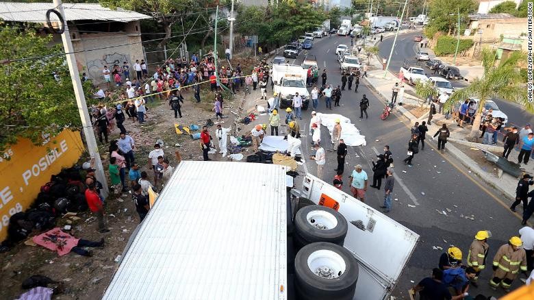 Kinh hoàng xe tải chở người nhập cư lật nhào, trăm người thương vong - ảnh 1