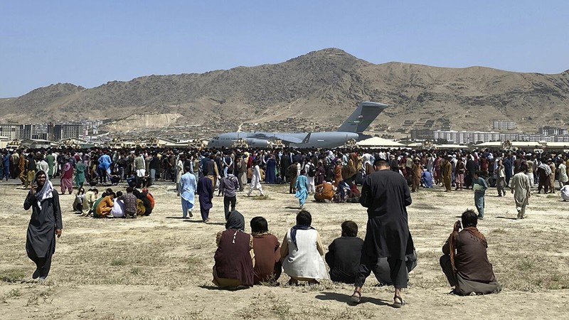 Thi thể người Afghanistan kẹt trong càng đáp vận tải cơ C-17 bay khỏi Kabul - ảnh 1