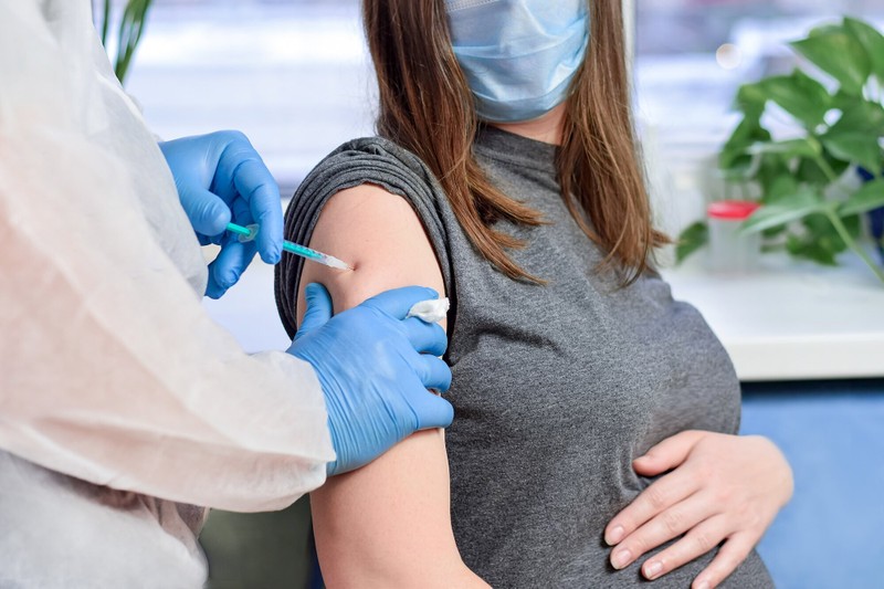 CDC Mỹ khuyến cáo tiêm vaccine ngừa COVID-19 cho phụ nữ mang thai - ảnh 1