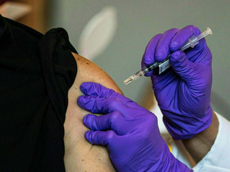 Mỹ: Người tiêm phòng vaccine COVID-19 đầy đủ giảm nguy cơ tử vong 11 lần - ảnh 1