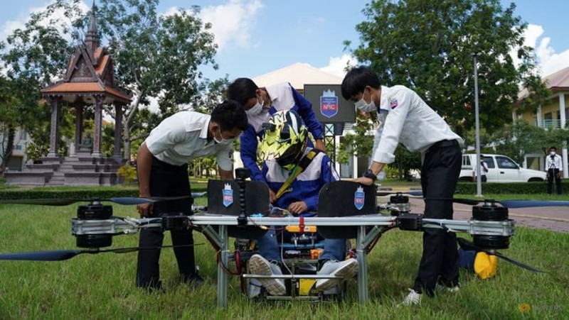 Ảnh:Sinh viên Campuchia thiết kế máy bay không người lái kiêm taxi, xe cứu hỏa - ảnh 3