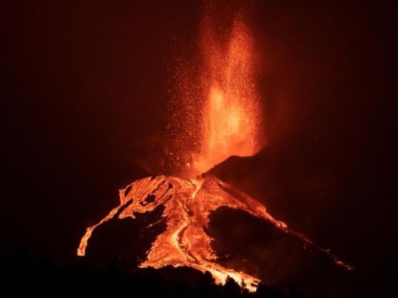 Ảnh: Sau 3 tuần, núi lửa ở Tây Ban Nha vẫn phun đáng sợ, một phần chóp bị sập - ảnh 1
