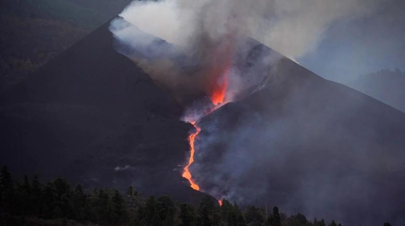 Ảnh: Sau 3 tuần, núi lửa ở Tây Ban Nha vẫn phun đáng sợ, một phần chóp bị sập - ảnh 3