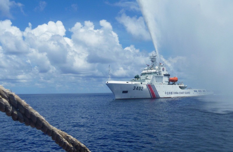 Mỹ lên tiếng vụ hải cảnh Trung Quốc phun vòi rồng tàu Philippines ở bãi Cỏ Mây - ảnh 1