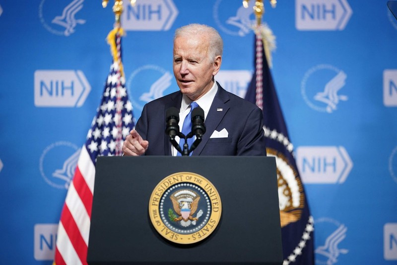 Ông Biden: Mỹ sẽ chiến đấu với Omicron bằng khoa học, không phải sự hỗn loạn - ảnh 1