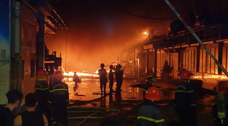 Hóc Môn:Cháy cực lớn ven quốc lộ, nhiều nhà xưởng bị thiêu rụi - ảnh 4