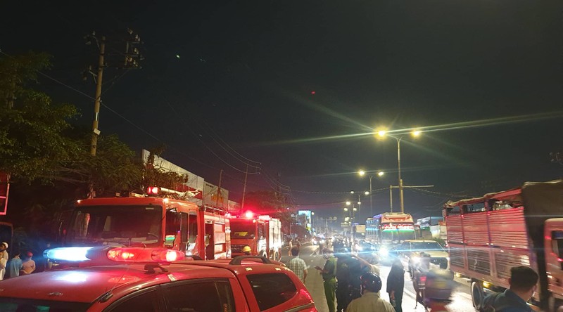 Hóc Môn:Cháy cực lớn ven quốc lộ, nhiều nhà xưởng bị thiêu rụi - ảnh 7