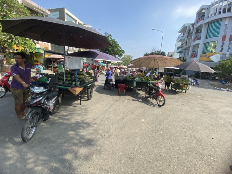 Khu vực ngã ba này trước đây xuất hiện rất nhiều người buôn bán nhưng nay đã được địa phương dẹp bỏ. Ảnh: HỮU ĐĂNG 1