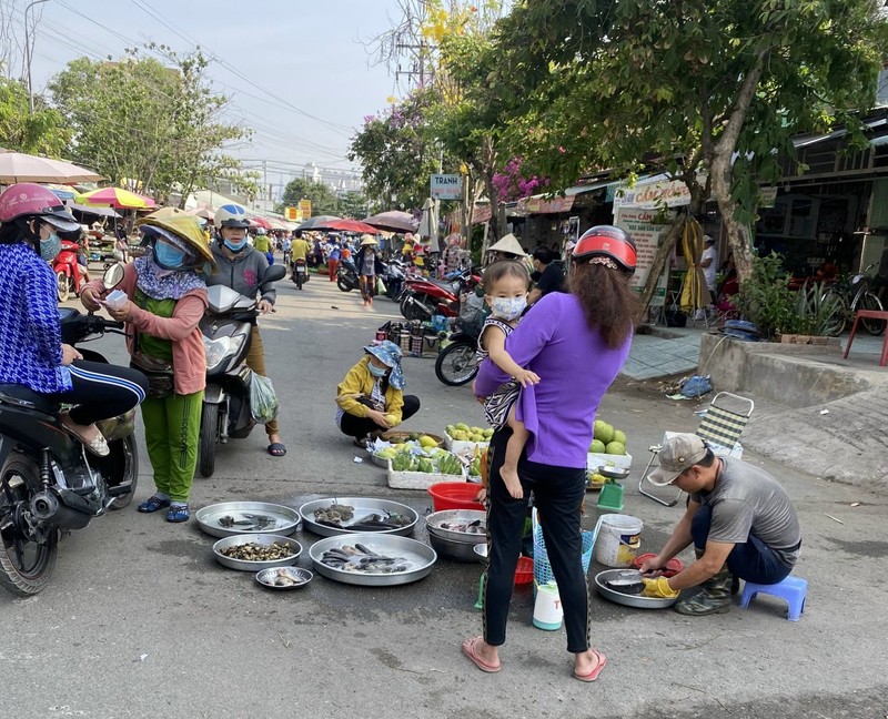 Để đảm bảo thực hiện nghiêm Chỉ thị của TP thì UBND phường đã bố trị một tổ công tác chốt chặn tại đây để giám sát. Ảnh: HỮU ĐĂNG 1