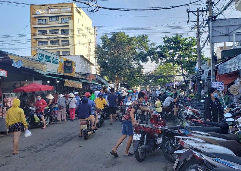 Đoạn đầu đường vào chợ Phú Thuận trước đây là khu vực chợ tự phát. Tuy nhiên, sau khi có Chỉ thị của TP thì các tiểu thương tại đây đã chấp hành nghiêm túc. Ảnh: HỮU ĐĂNG 1