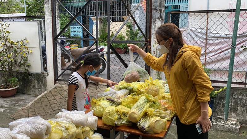 Bếp cơm nghĩa tình: Nấu cơm giúp người nghèo vượt qua đại dịch - ảnh 4