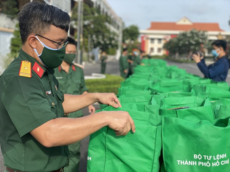 Bộ tư lệnh TP trao 100.000 phần quà cho người dân đang gặp khó khăn - ảnh 4