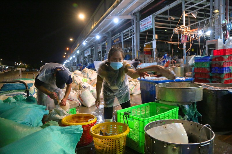 Bí thư Thành uỷ TP.HCM Nguyễn Văn Nên thị sát chợ Bình Điền  - ảnh 3