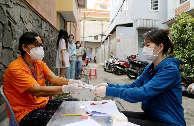 TP.HCM: Đang trao tiền hỗ trợ đợt 3 cho người dân khó khăn - ảnh 4