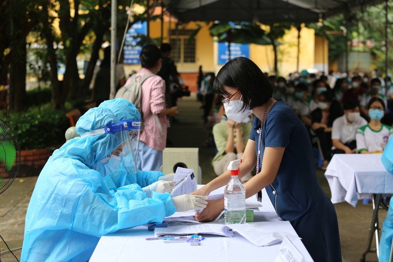 Hình ảnh ngày đầu tiêm vaccine cho 1.500 HS từ 16-17 tuổi ở huyện Củ Chi - ảnh 3