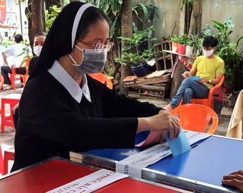 Cử tri Công giáo phường 9, Gò Vấp dầm mưa đi bỏ phiếu bầu cử - ảnh 1