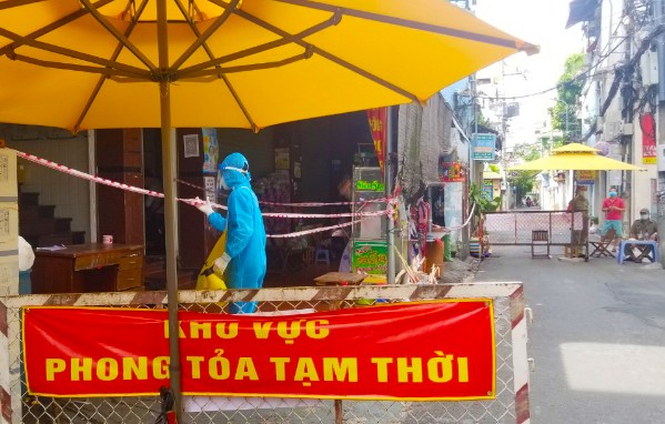 Quận Tân Bình có 5 ca nhiễm COVID-19 ở dãy nhà trọ đang phong tỏa - ảnh 1