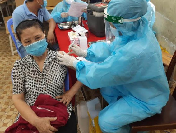 TP.HCM: Khoảng 13.000 dân quận 12 được tiêm vaccine ngừa COVID-19 - ảnh 2
