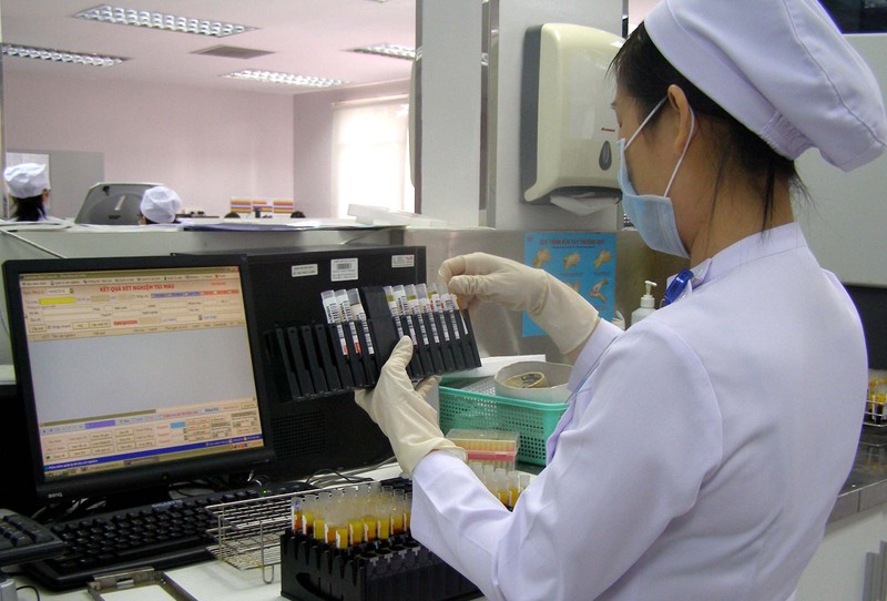 Sẽ kiểm tra và phạt cơ sở y tế xét nghiệm kháng thể SARS-CoV-2 sai mục đích - ảnh 1
