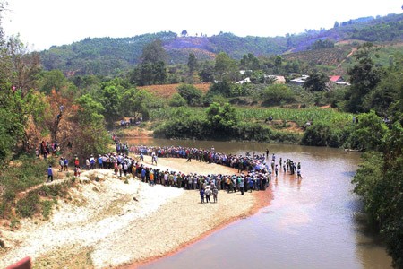 Hàng trăm người dân đến xem Cơ quan chức năng khám nghiệm hiện trường. Hàng trăm người dân đến xem Cơ quan chức năng khám nghiệm hiện trường.