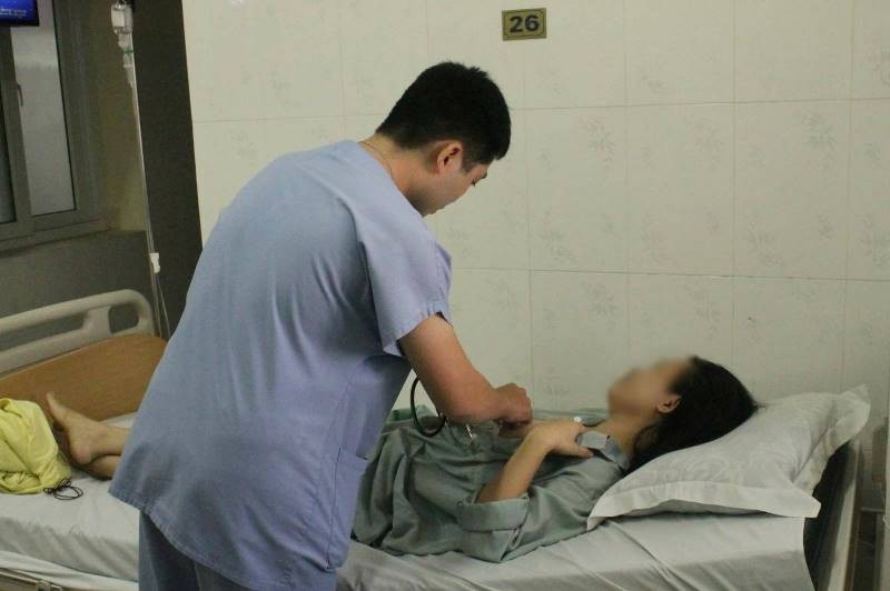 Người bị mảnh kim loại cắm vào ngực đã được xuất viện - ảnh 1