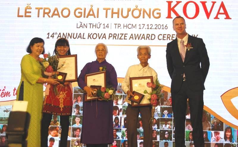 Cụ ông 26 năm viết thư ở Bưu điện TP.HCM nhận giải KOVA - ảnh 1