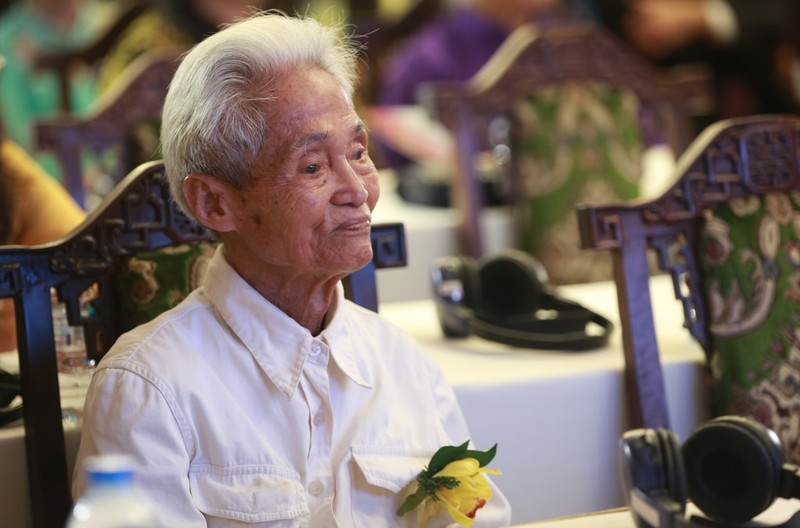 Cụ ông 26 năm viết thư ở Bưu điện TP.HCM nhận giải KOVA - ảnh 2