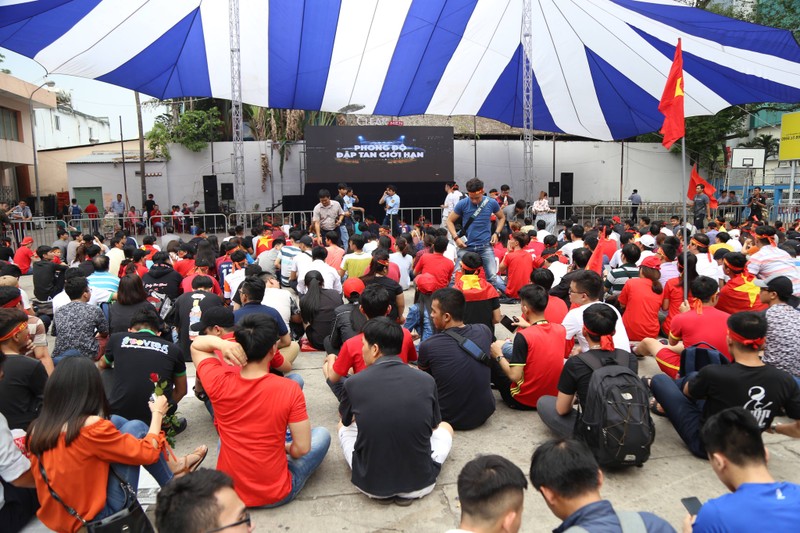 Hàng ngàn CĐV 'tiếp sức' cho đội tuyển U23-Việt Nam - ảnh 13