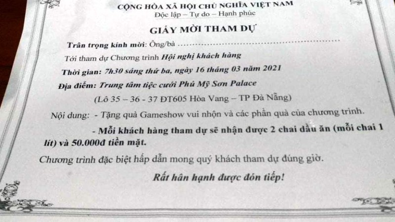 Bắt nhóm lừa đảo giả vờ tặng dầu ăn để bán hàng giả - ảnh 1