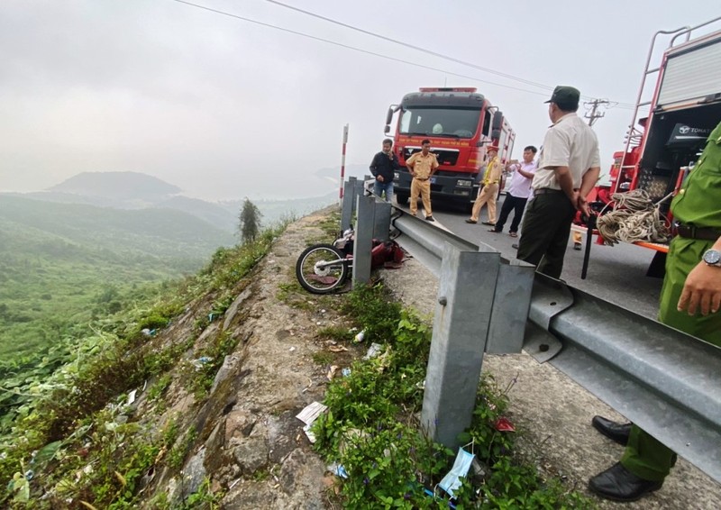 Đâm vào rào đường, xe ở lại, người rớt xuống đèo Hải Vân - ảnh 1