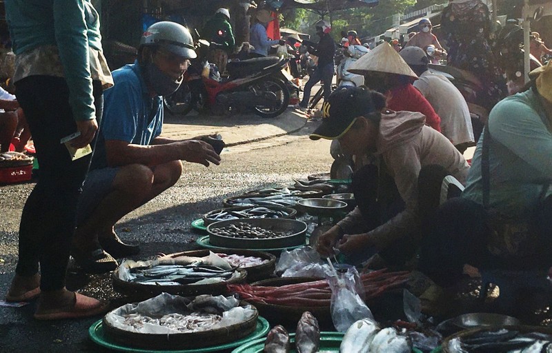 Đà Nẵng: Nhiều người lơ là việc đeo khẩu trang nơi công cộng - ảnh 6