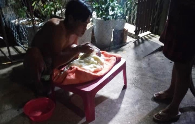 Phát hiện bé trai sơ sinh trong thùng giấy bên đường ở Đà Nẵng - ảnh 1
