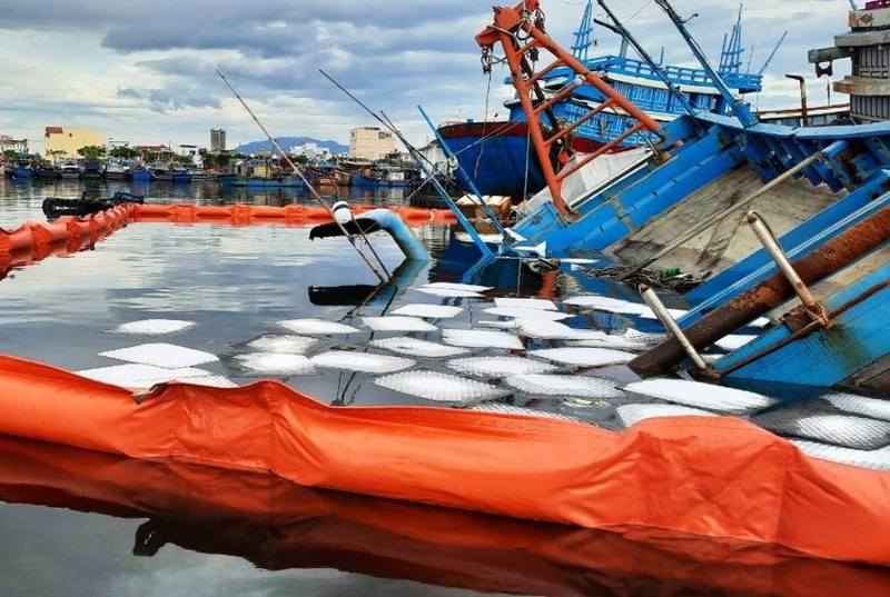 Hàng loạt tàu bị chìm ở khu phong tỏa vì chủ không thể vào bơm nước - ảnh 1