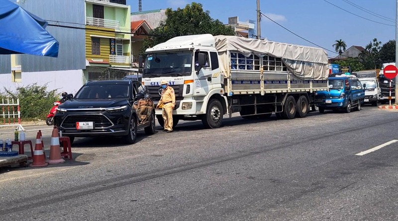 Hàng trăm người kẹt giữa 2 chốt Quảng Nam-Đà Nẵng vì giấy xét nghiệm - ảnh 2